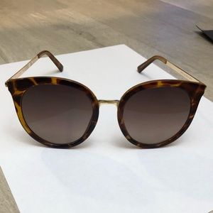 Guess Sun Glasses - Never Worn